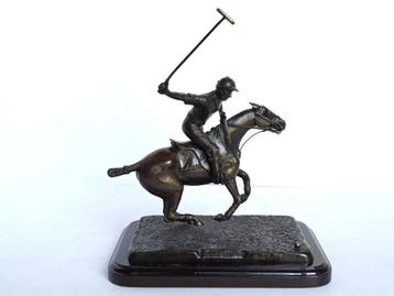 Brons sculptuur van een polospeler te paard op...