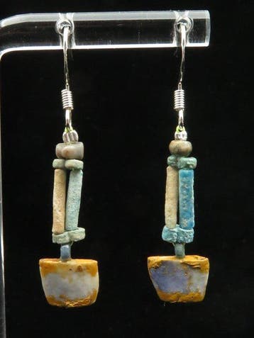Oud-Egyptisch Oorbellen gemaakt van faience-mummie kralen