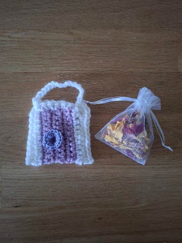 Gehaakte tasjes met potpourri., Huis en Inrichting, Woonaccessoires | Overige, Ophalen of Verzenden, Nieuw, Overige materialen