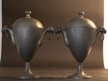 Urn (2) - Tin - Paar tinnen kastanjevazen, Antiek en Kunst