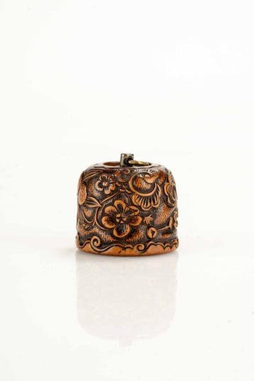 Een netsuke van boxhout met gegraveerde fruit- en