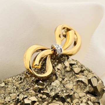 Bicolor gouden strik broche met diamant 0,02 ct; 14 karaat, Gebruikt, Ophalen of Verzenden, Met edelsteen, Goud