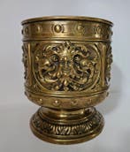 Met mythologische figuren - Bloempot - Koper