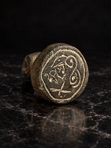 Middeleeuws Brons Zegelmal met gegraveerd embleem uit de 13e