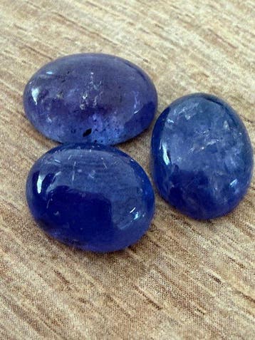 Tanzaniet Adembenemende partij cabochon-tanzanietkristallen., Verzamelen, Mineralen en Fossielen