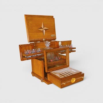 Kast - Cedar - Er is een kleine barkast met humidor.