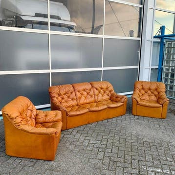 Bank - Leder - A button-tufted vintage lounge set: Sofa and