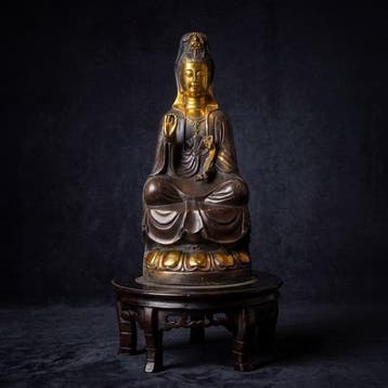 Guanyin met Ruyi inclusief sokkel - Brons, Hout, Marmer -