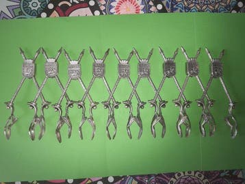 Tang (9) - zilveren metaal, op een messing basis -