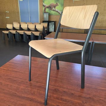 Partij 27 Stapelstoelen Beukenhout met Stalen Frame, Ophalen, Gebruikt, Zwart, Vijf, Zes of meer stoelen