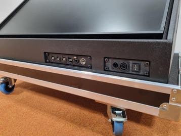 Confidence Display FLEX 43inch, 40°-55° elektr. verstelbaar, Nieuw, Flightcase