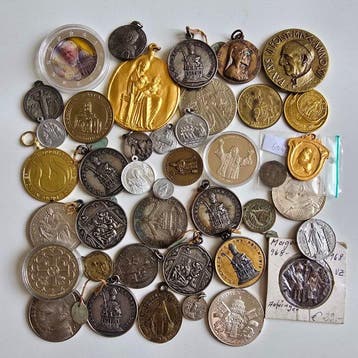 Europa. Lot van 40 stuks Religie / geloofspenningen en