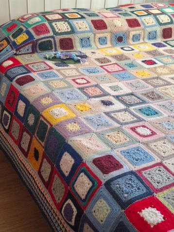 Prachtige rustieke sprei gehaakt met een granny-square