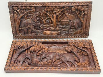 Twee decoratieve wandpanelen / bloksnijwerk - scènes uit de
