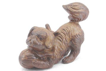 Japanse Bizen-aardewerkhond die met een bal speelt –, Antiek en Kunst