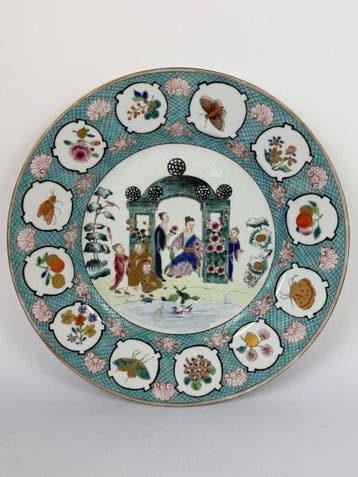 Schaal met figuren in Yongzheng-stijl Famille Rose -