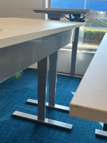 Zit sta bureau Nieuwstaat, Inclusief kabelmanagement, In hoogte verstelbaar, Zo goed als nieuw