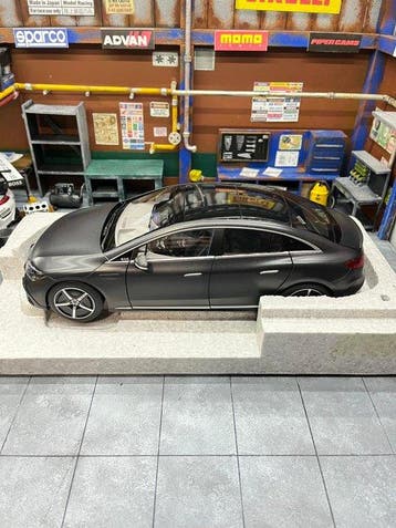 NZG 1:18 - Modelauto - Mercedes-Benz EQE V295 -, Hobby en Vrije tijd, Nieuw