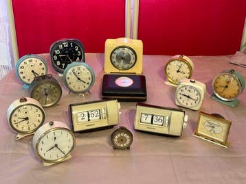 Klok (15) - Metaal, Plastic, Bakeliet - 1950-1960 -, Antiek en Kunst