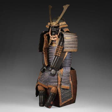 Zwart harnas met vijfdelige cuirasse en gestructureerde lak.