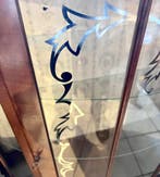 Engels vitrinekastje met 2 glazen platen, 102 cm breed, Antiek en Kunst, Antiek | Meubels | Kasten