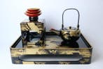 Sake-set gelakt in Wajima-stijl met goud maki-e en, Antiek en Kunst