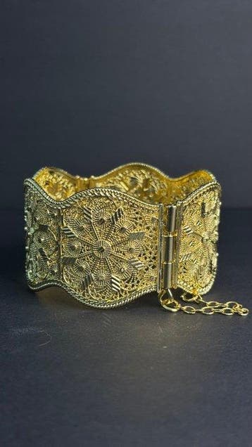 Mooie stevige armband in Indi-stijl - ornamentale gouden