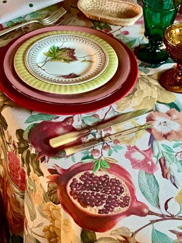 Exclusief tafelkleed met bloemen uit een botaniehandboek