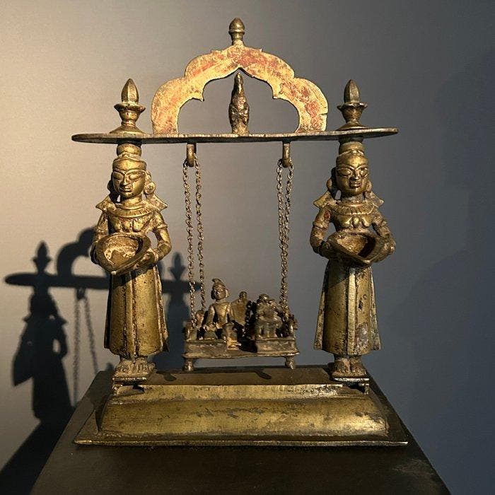 Radha en Krishna met Ganesha op een schommel, vastgehouden, Antiek en Kunst, Kunst | Niet-Westerse kunst