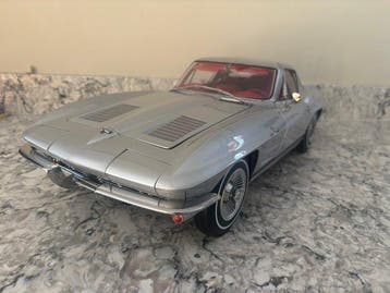 Agora 1:8 - Modelauto - Chevrolet Corvette Sting Ray (1963), Nieuw