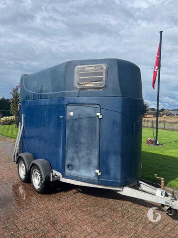 Mooie Polyester 2 Paards met zadelkamer!, Ophalen, Zo goed als nieuw, Polyester, 2-paards trailer