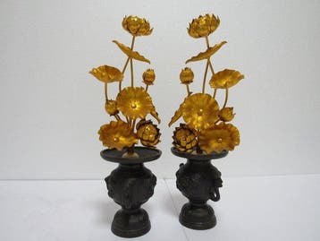 Een paar Jyôka (vergulde tempelbloemen - lotus) met