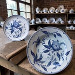 Twee handbeschilderde Delfts borden in klassieke stijl, Antiek en Kunst, Antiek | Wandborden en Tegels, Ophalen of Verzenden
