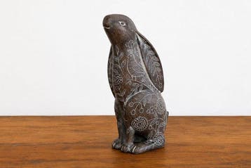sculptuur, Decorative Rabbit with Hand-Engraved Floral and