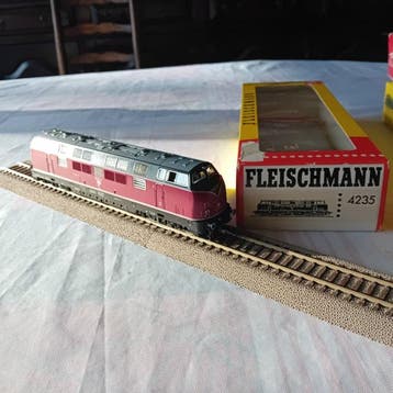Fleischmann H0 - 4235 - Diesellocomotief (1) - BR 221 - DB, Nieuw