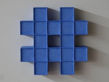 Hans Meeuwsen - Reliëf, 2026 - 74 hemelsblauwe hashtag -