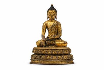 Een fraaie vergulde bronzen figuur van Shakyamuni Boeddha -