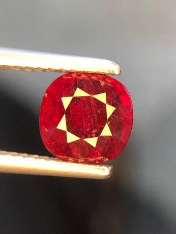 1 pcs Rood Robijn - 1.81 ct - nternational Colored Gemstone, Nieuw