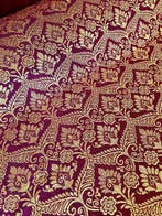 Antieke sprei met gouden plaid op burgundrood, Indiase