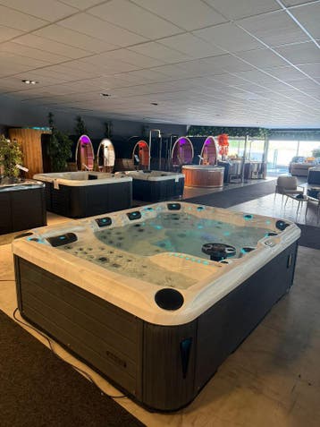 Luxe 7-persoons Jacuzzi / Spa – 2 Ligplaatsen – 120 Jets, Ophalen, Zo goed als nieuw, Pomp, Vast