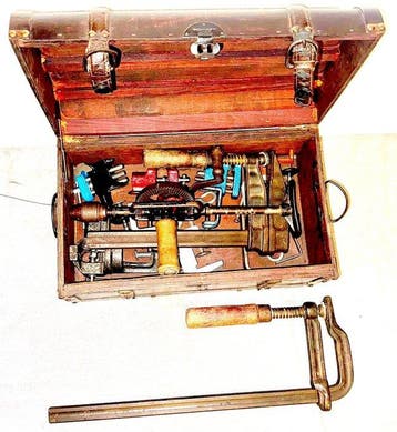 Oude houten gereedschapskist met 13 vintage timmer- en