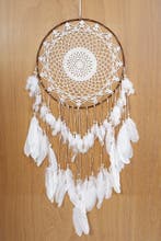 Dromenvanger Groot Bruin Wit Dreamcatcher Veren Macramé Bohe, Ophalen of Verzenden, Nieuw, Feestartikel, Carnaval