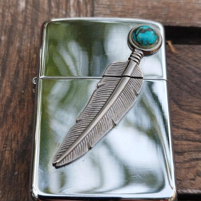 Zippo - Zippo Indian Feather con incrustacion piedra, Verzamelen, Rookartikelen, Aanstekers en Luciferdoosjes