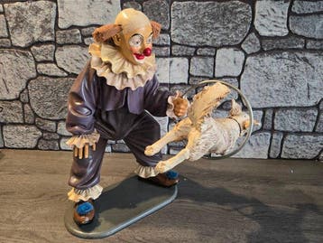 Jun Asilo Filipijnen - Jun Asilo - Beeld, Clown met hond