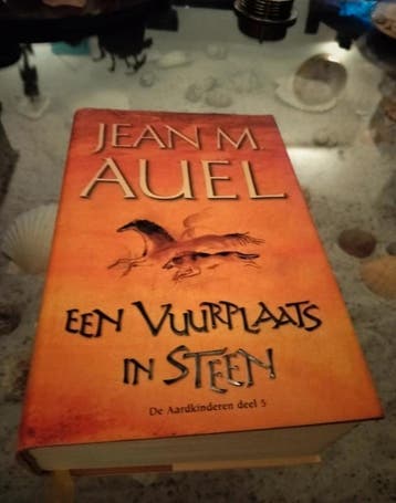 J.M. Auel - Een vuurplaats in steen - hardcover - Aardkin..., Boeken, Zo goed als nieuw