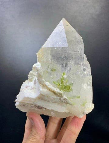 Groene tourmalijn natuurlijke kristallenbundel op kwarts