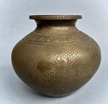 Antiek Altaarvat - Lota, ritueel altaarvaas in een bronzen