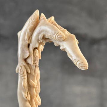 Snijwerk, NO RESERVE PRICE - Stunning salmons carving from a, Antiek en Kunst