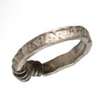 Viking periode Zilver Ring met geponste decoratie
