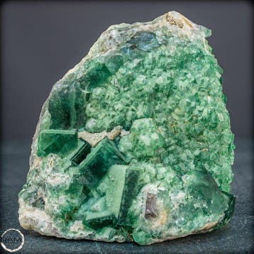 Natuurlijke fluoriet-kristalclusters uit Madagaskar. van